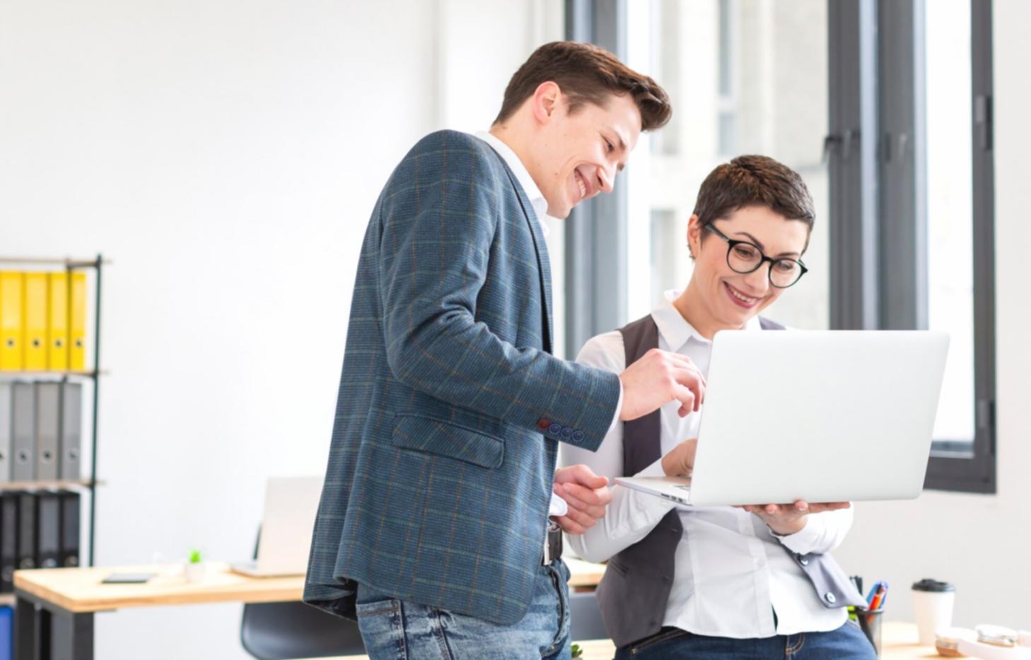 Estudiantes trabajando en análisis financiero con gráficos y datos