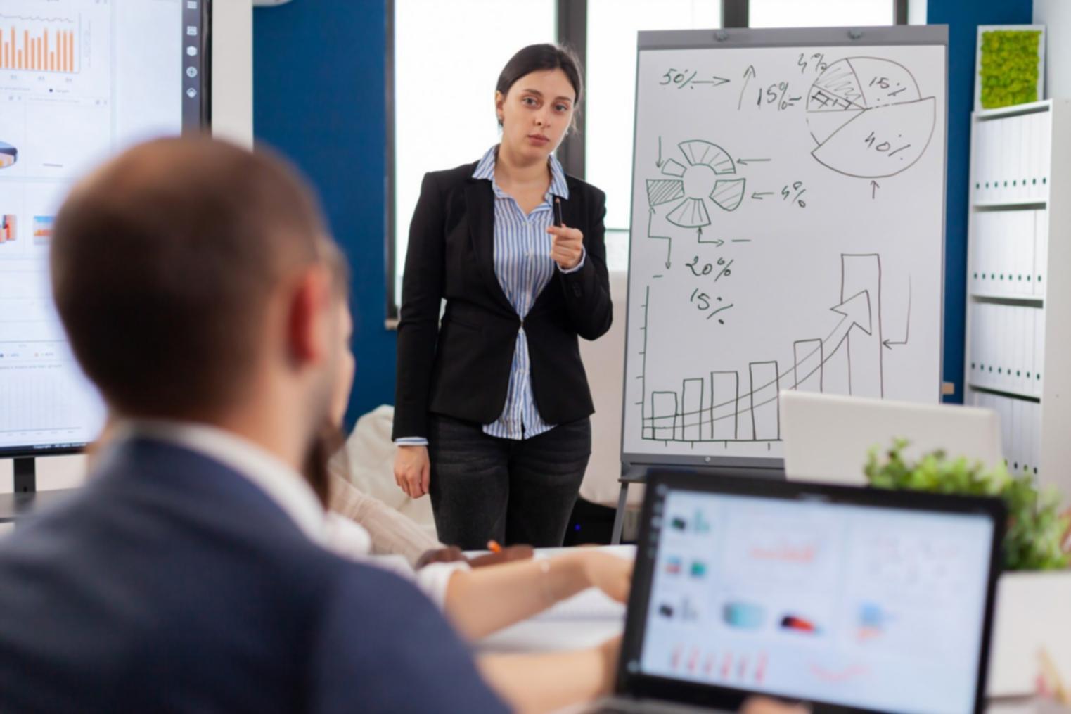 Profesionales analizando datos financieros y creando estrategias de presupuesto personalizadas para empresas
