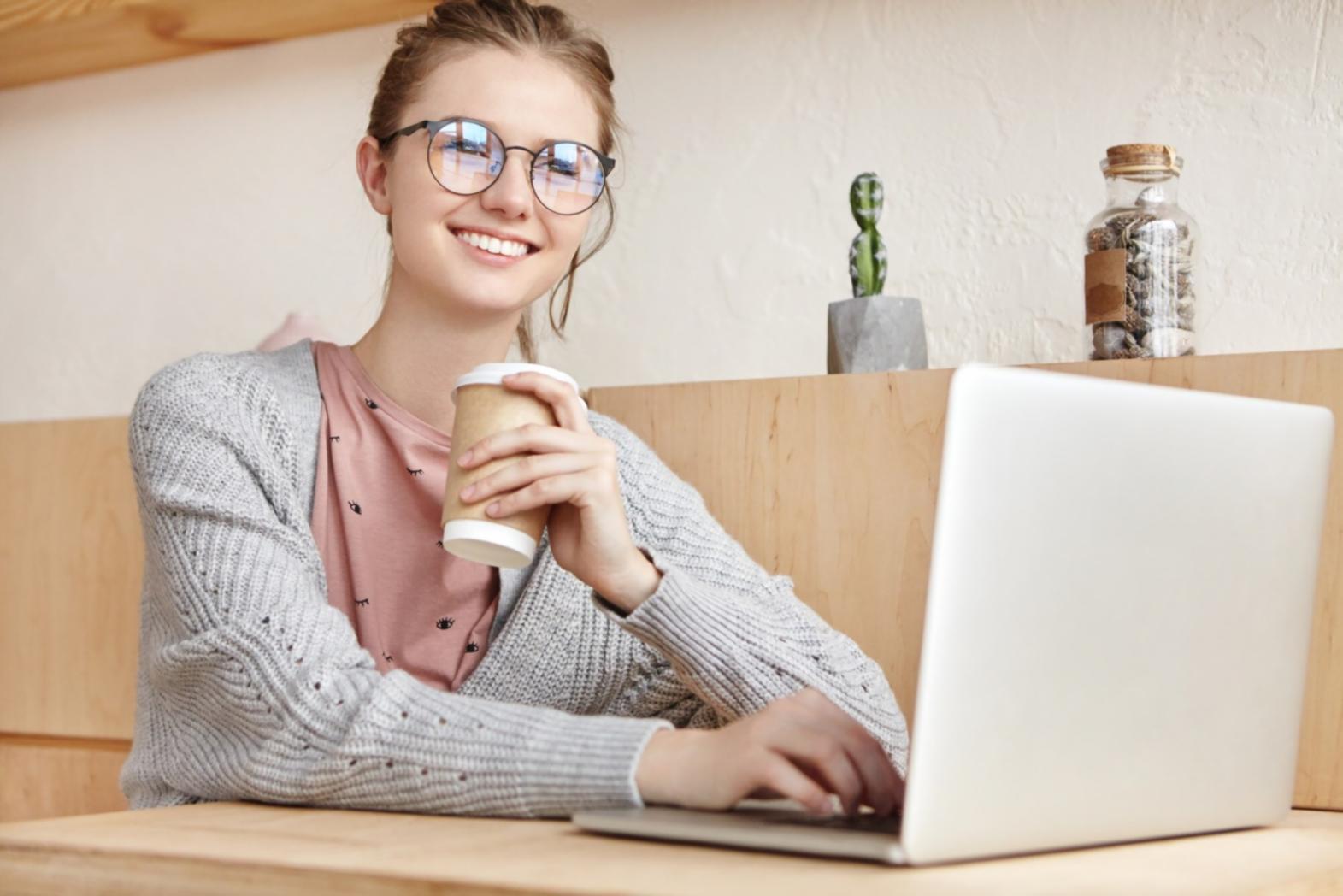 Workspace con documentos financieros y herramientas de análisis