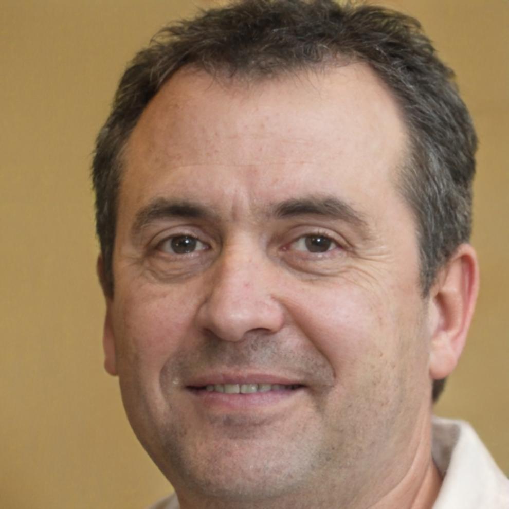 Retrato de Adrián Mendoza, consultor financiero senior